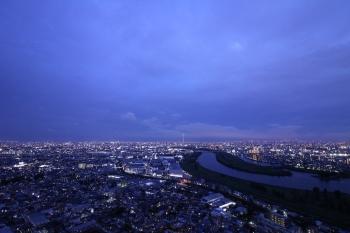 バルコニーから南東方面を撮影。荒川～隅田川先の東京の街並みを臨めます