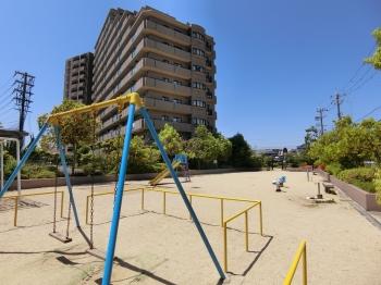 マンションに隣接したお子さまの遊び場　キッズガーデン（提供公園）