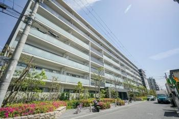 2017年2月築　総戸数107戸のマンションです。