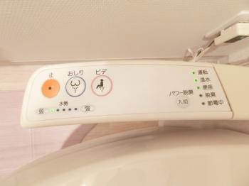 温水洗浄付き便座のトイレです。