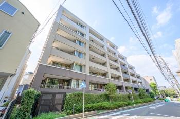 閑静な住宅街に佇む緑と調和した品格あるライオンズマンション