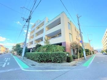 地上5階建ての建物外観です。