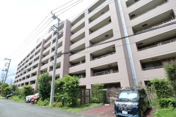 総戸数１６７戸、７階建タイル貼りの雄大な外観です。