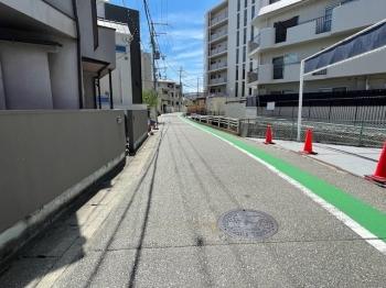 前面道路の幅員は約4.7ｍです。