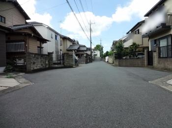 前面道路東側より西側を撮影