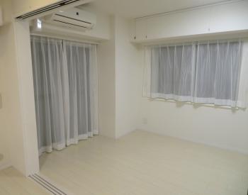 洋室（約６帖）は2面窓で採光性のあるお部屋です。