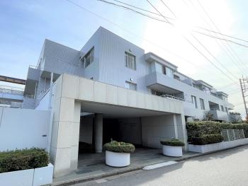 閑静な住宅街に佇む低層マンション