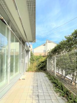 テラス、前面が道路で向かい側の建物と距離があるため日当たり良好です