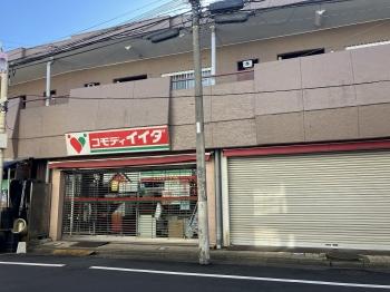 下の階は商店となっております