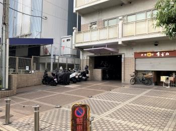 東側が入居者用エントランスとなります