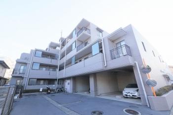 タイル張りの外観