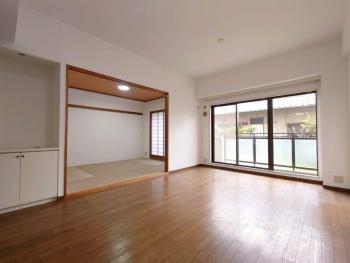 リビング　クロス貼り換え済