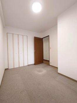 洋室　クロス貼り換え済