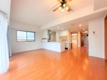 南西、北西側からの採光で明るい約16.1帖のリビングダイニング