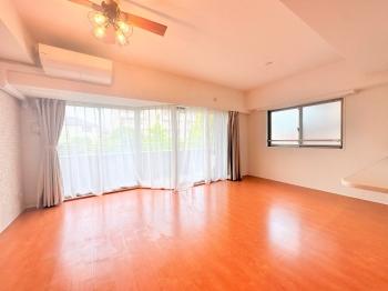 キッチン側から見たリビングダイニング