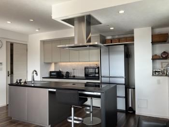 パナソニック製で統一したＬクラスキッチンとカップボード