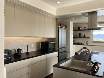 ご家族やご友人ともお料理を楽しめる広々アイランドキッチンを採用。