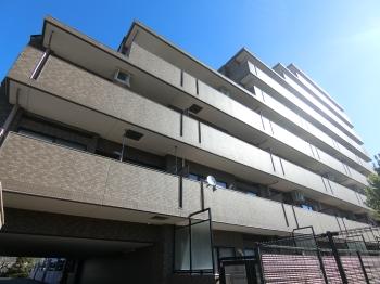 総戸数67戸 綺麗なタイル張りのマンションです。