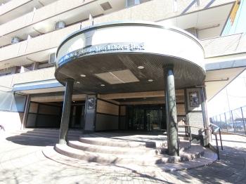 ステンドグラス風のアクセントがおしゃれなスロープ付きエントランス