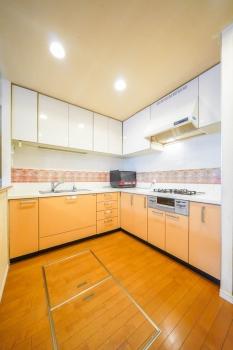 約4.4帖の広々として使い勝手の良いL字型キッチン　収納スペースも豊富