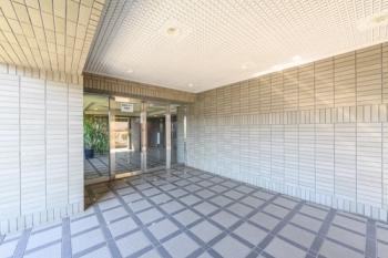 床面にタイルを貼りつめたエントランス