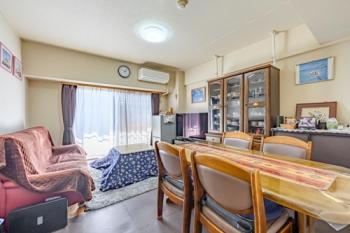 南西向きの明るいリビング