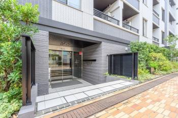 徒歩3分の地に構えるエントランス