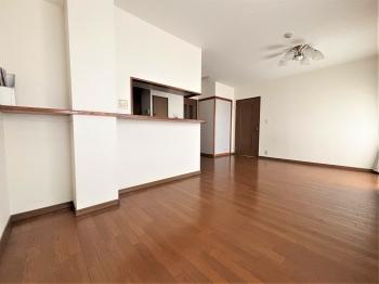 カウンターには棚あり