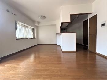 ダイニングスペースには腰高窓。家具の配置が考慮されています。