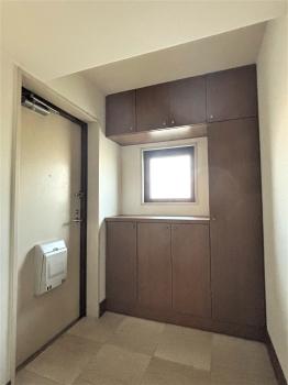 玄関ホールに窓有。大型シューズクロゼット