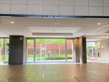 エントランスホール（正面は中庭です）