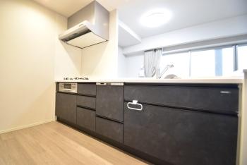 開放感のあるオープンカウンターキッチン。毎日の家事を助ける食洗機付き。