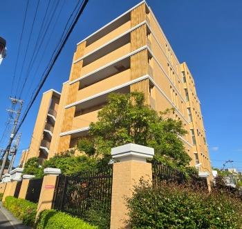 南西方向から撮影した建物外観写真