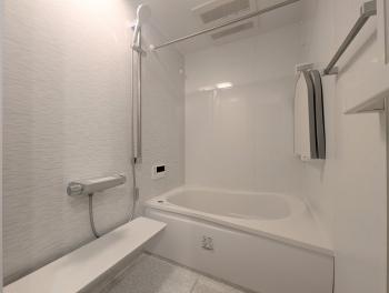 浴室には浴室換気乾燥機と低床型保温浴槽を設置