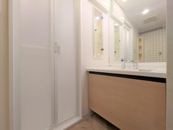 ボウル一体型でお手入れのしやすい洗面化粧台