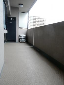 戸建て感覚を醸し出し、プライバシー性に配慮された門扉付玄関ポーチ