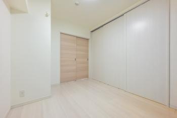 3枚の引戸でリビングと繋がる約5.0帖の洋室3