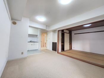 カーペット貼りのダイニングキッチン