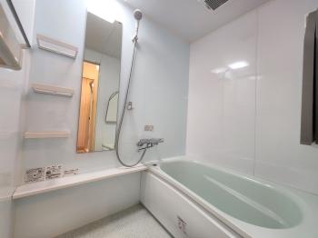 スクエアタイプ3段の収納棚も付いた浴室