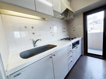 3口コンロ付きのキッチン（ＣＧで作成したリフォームイメージです）