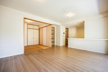 LDK～約5.5帖の和室。リビングの延長としてもお使いいただけます。