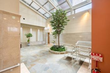 日差しの差し込む明るいエントランスロビー