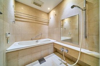 天然石貼りのバスルーム