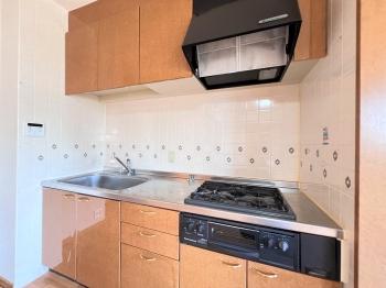 リビングダイニングの空間を有効活用できる壁付けキッチンです。