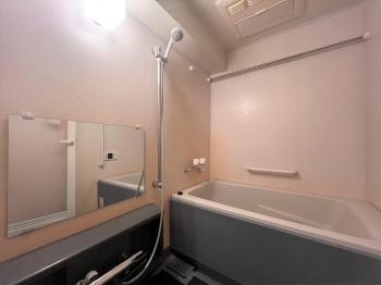 １３１７サイズの浴室です。浴室乾燥機が設置されています。