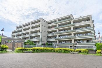 イタリアの芸術エッセンスを採り入れたパーゴラ調の外観デザイン