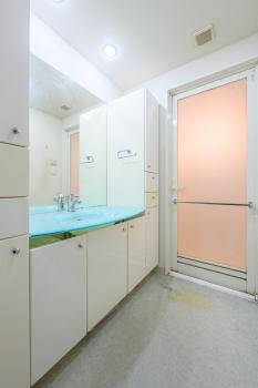 アクアブルーのガラストップカウンターを採用したオリジナル洗面化粧台
