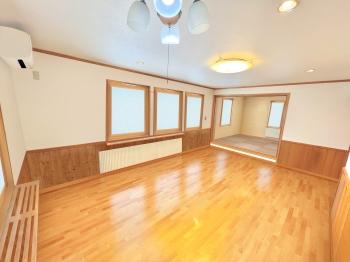 リビングダイニング（約１２．３帖）　腰壁にはパイン（松）材使用