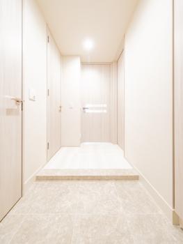 玄関の床は、タイル張りで高級感があります。