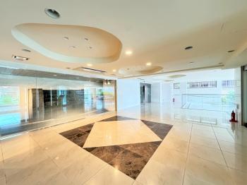 壁面にウォーターガーデンを配した広いエントランスホール